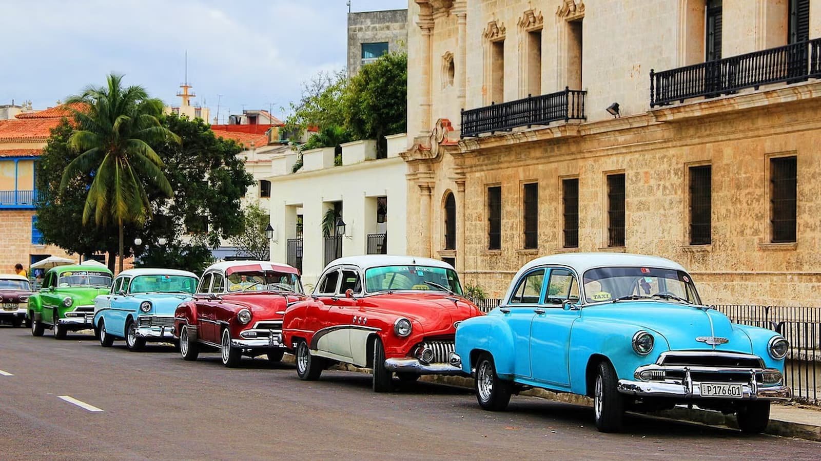 Autos clásicos de los años 50 en el Malecón de La Habana al atardecer
