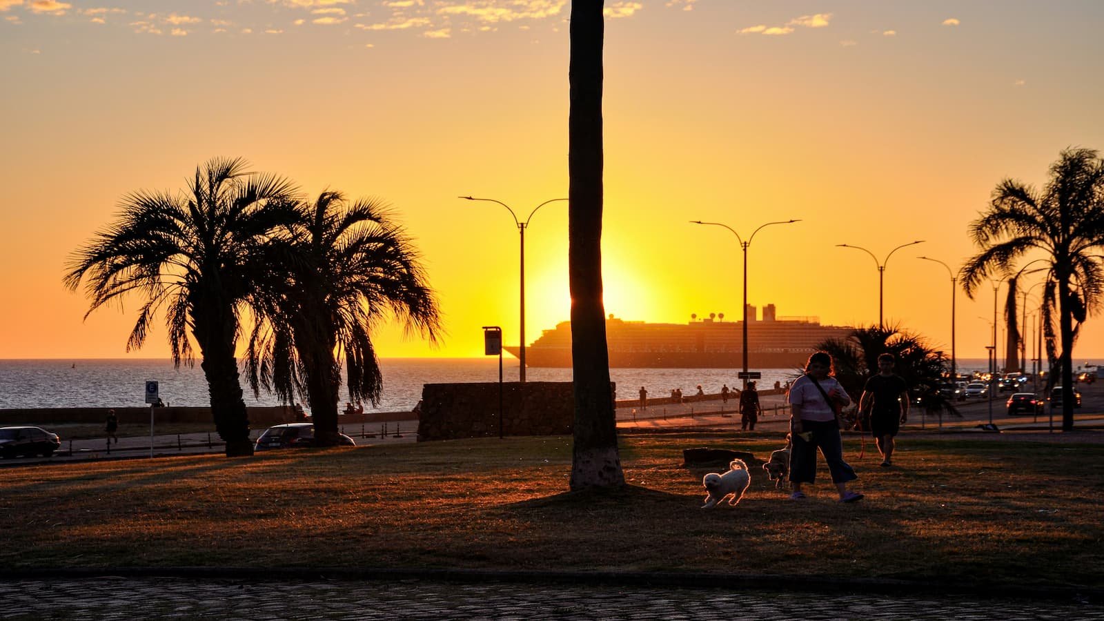 Rambla de Montevideo al atardecer con el Río de la Plata