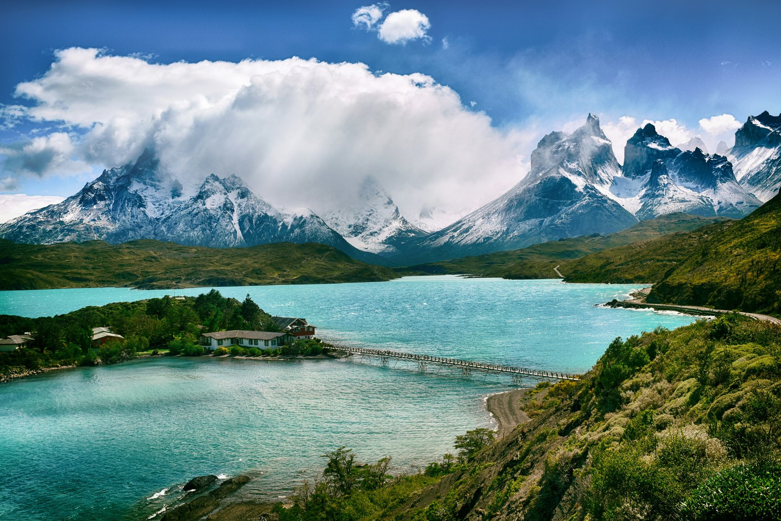 Torres del Paine reflejadas en el Lago Pehoé al amanecer en la Patagonia