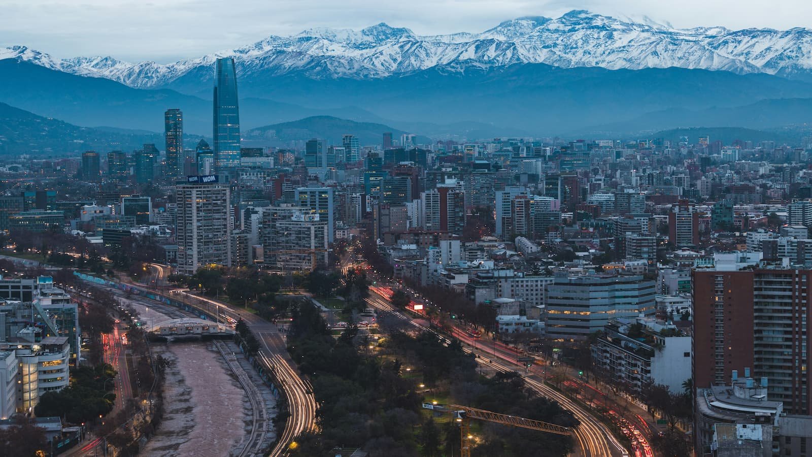 Santiago de Chile con la cordillera nevada al fondo en un día despejado